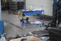 Tischwagen mit 2 Ladefl&auml;chen und 2 Schubladen, 250 kg Traglast, 985 x 605 mm, blau